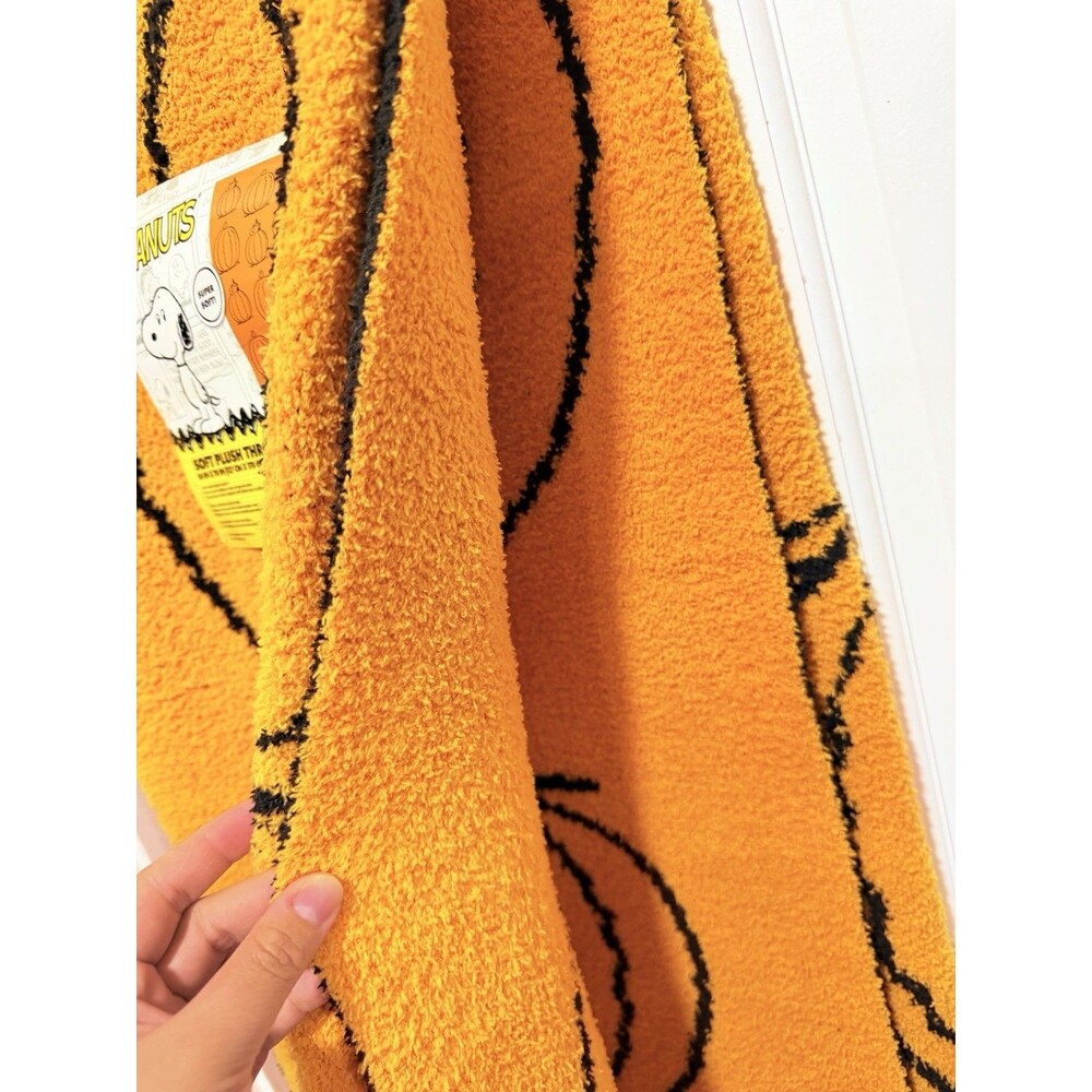 Peanuts Snoopy Halloween Pumpkin Soft Plush Throw Blanket 50x70 NWT - Picture 5 of 10